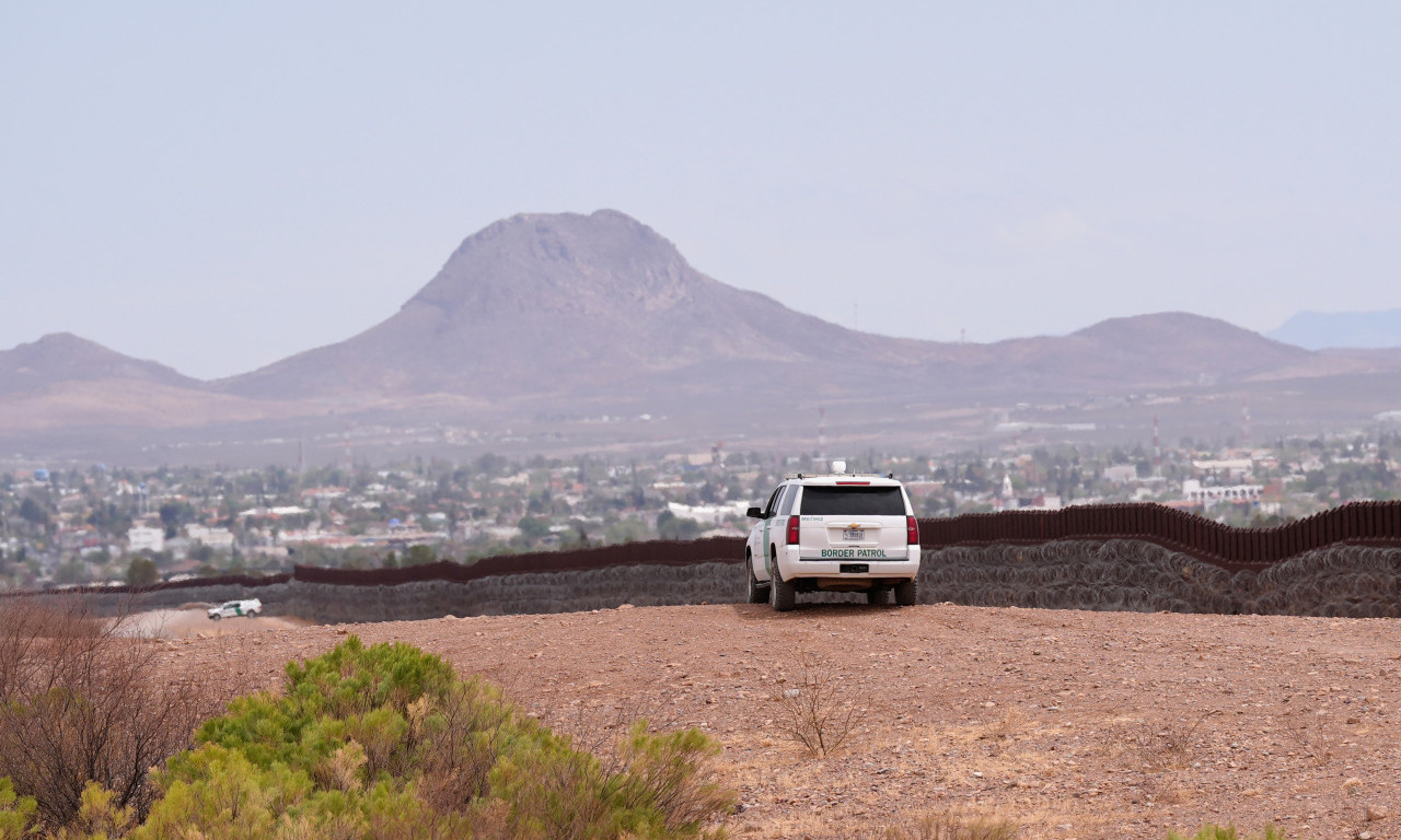 AMERIKA UVODI ZABRANU DUŽ GRANICE SA MEKSIKOM! Vojska dobila zeleno svetlo da obara dronove narko-kartela