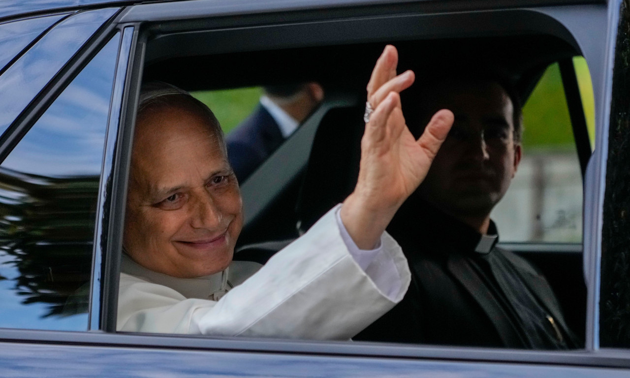 POSLE ČETIRI DANA STAO NA NOGE: Papa Lav XIV napustio bolnicu nakon operacije zbog raka pluća i vratio se u Vatikan! (FOTO)