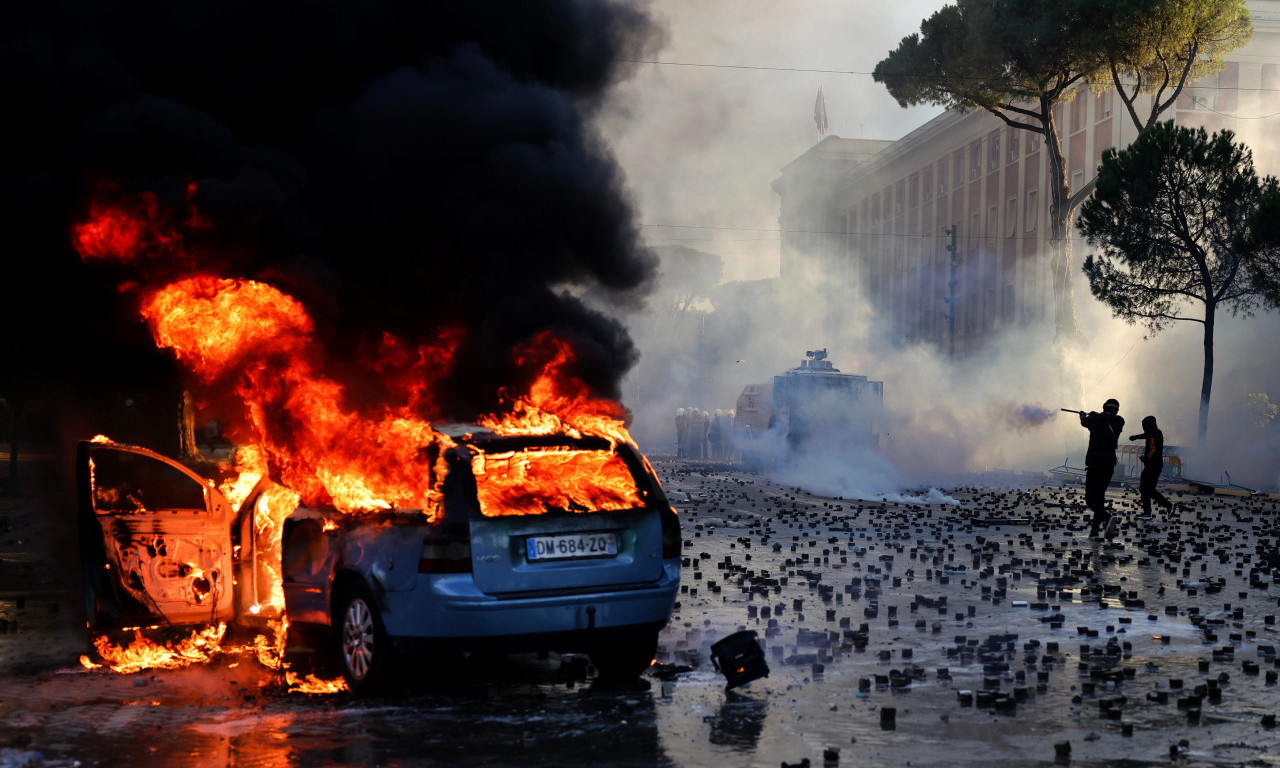DEMONSTRANTI ZAPALILI DVA POLICAJCA: Jeziv snimak iz Tirane šokirao svet! (VIDEO)