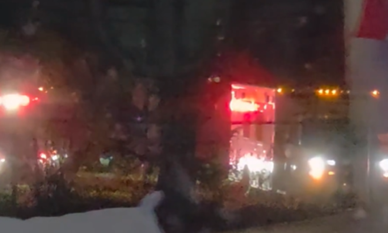 GORI KANADSKA VOJNA BAZA, IMA MRTVIH! Veliki požar u Alberti dan uoči referenduma o otcepljenju provincije (VIDEO)