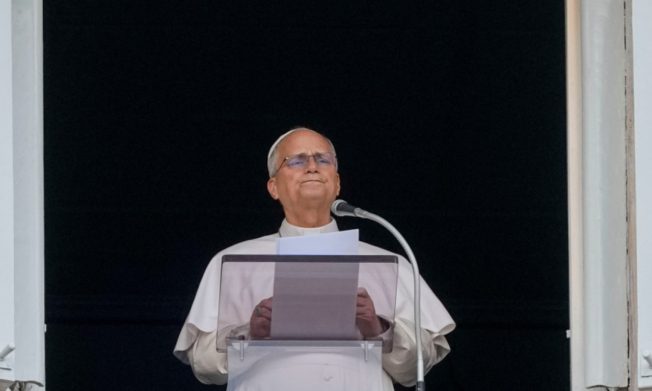 PRVE SLIKE PAPE NAKON OPERACIJE RAKA PLUĆA! Lav XIV izašao pred vernike samo pet dana posle teškog zahvata