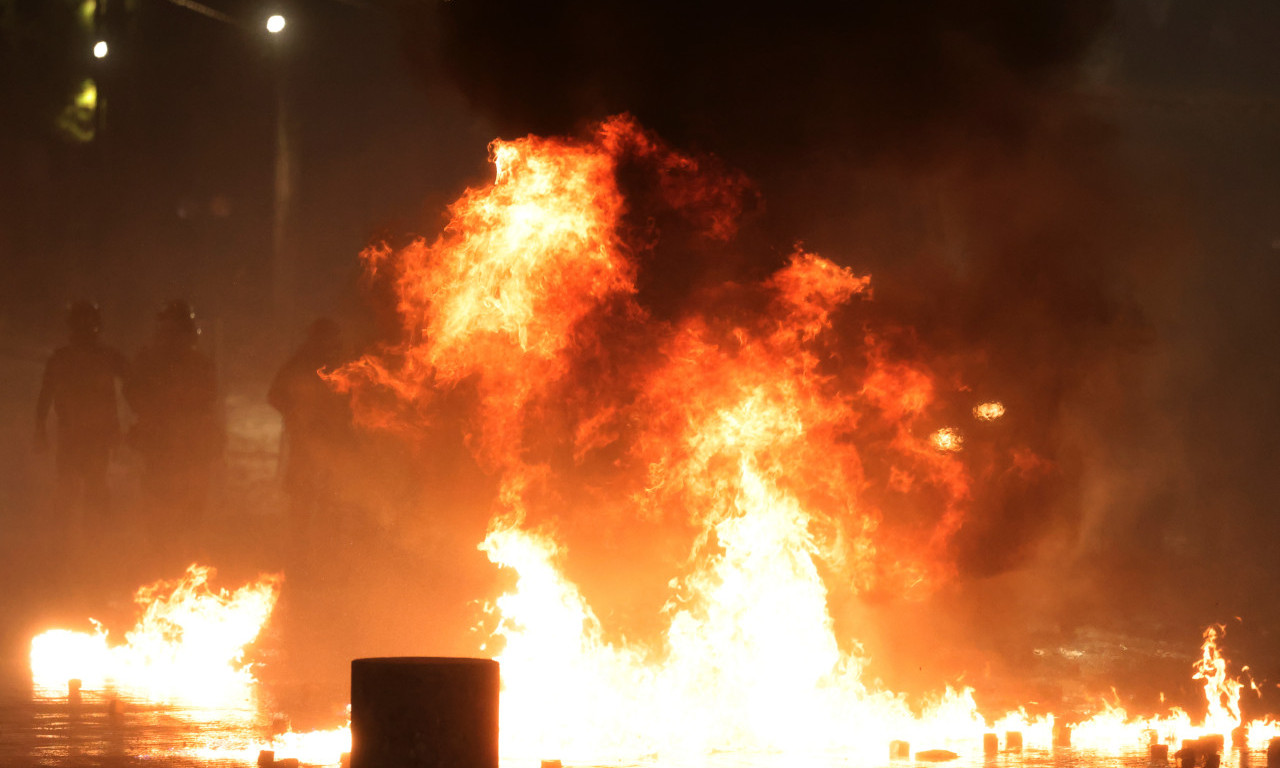 DA LI JE OVO KRAJ EDIJA RAME? GORI TIRANA: Demonstranti napali zgrade dva ministarstva, povređeno 16 policajaca! (FOTO)