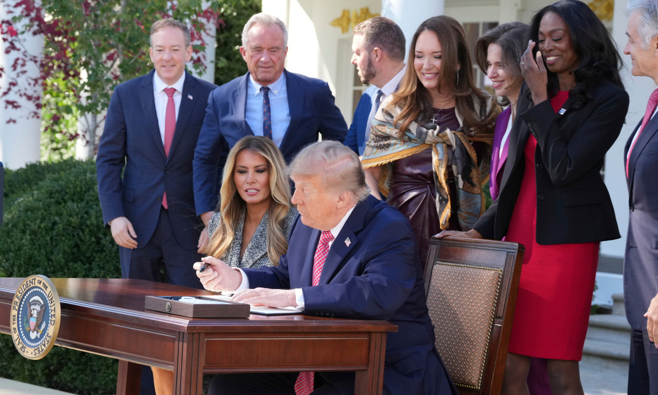 SNIMAK KOJI SE ŠIRI MREŽAMA OTKRIVA ISTINU O NJIHOVOM ODNOSU? Tramp krenuo da poljubi Melaniju, a njen potez sve iznenadio! (VIDEO)