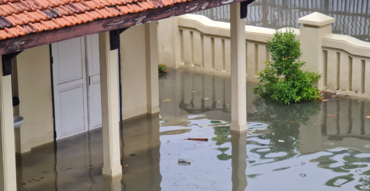 POTOP NEVIĐENIH RAZMERA U KOMŠILUKU: Palo skoro 100 litara kiše po kvadratnom metru, bujice izbijale šahtove, grad potpuno blokiran!
