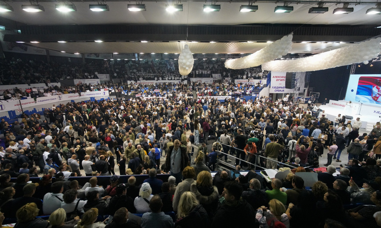 VELIKI BROJ GRAĐANA ISPRED HALE SPORTOVA NA NOVOM BEOGRADU: Odjekuju „Ruzmarin“ i skandiranje Vučićevog imena!