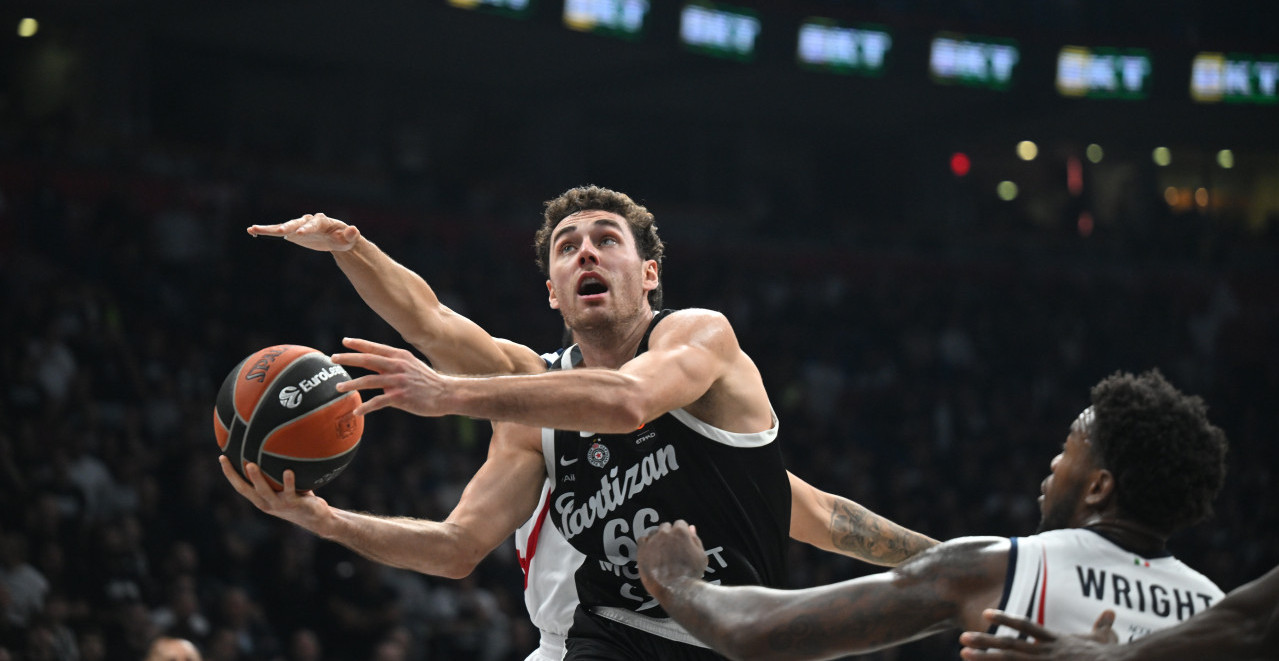 POGLEDAJTE MAESTRALNU TROJKU PAJOLE IZ DRUGOG UGLA! O NJOJ PRIČA SRBIJA Ovako je Partizan slavio protiv Zvezde (VIDEO)