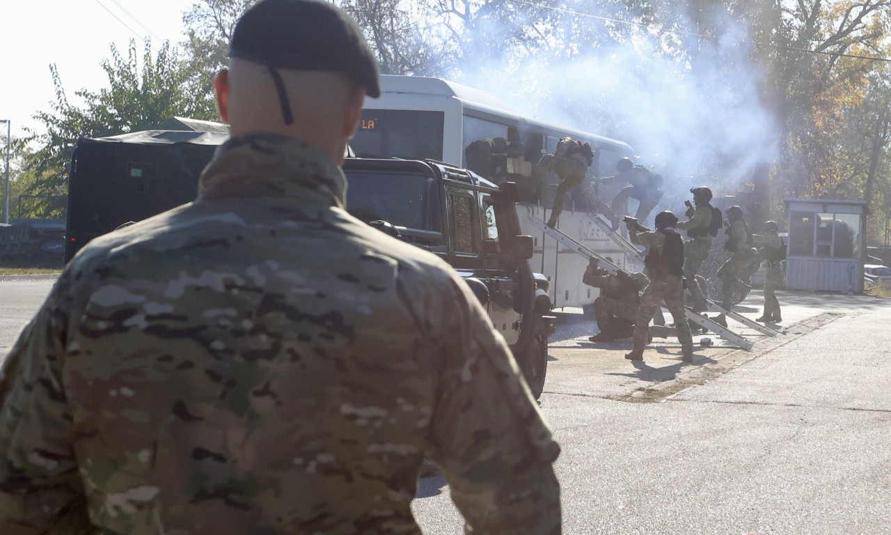 OD SNAJPERA DO UPADA U AUTOBUS SA TAOCIMA... Pogledajte kako SAJ demonstrira moć na terenu (FOTO)