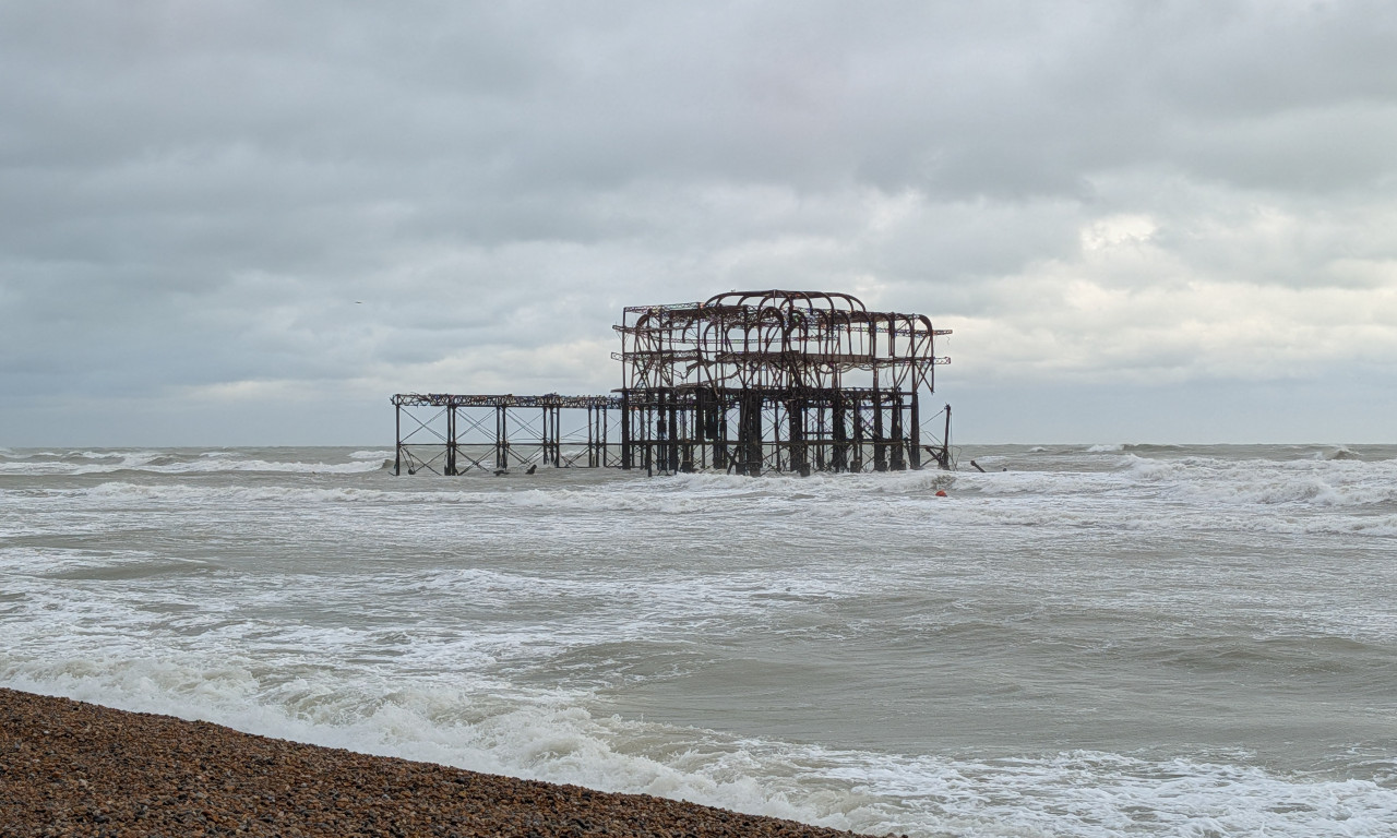 OLUJA RAZARA VELIKU BRITANIJU! Hiljade domaćinstava bez struje, saobraćaj paralisan, istorijski most se urušio