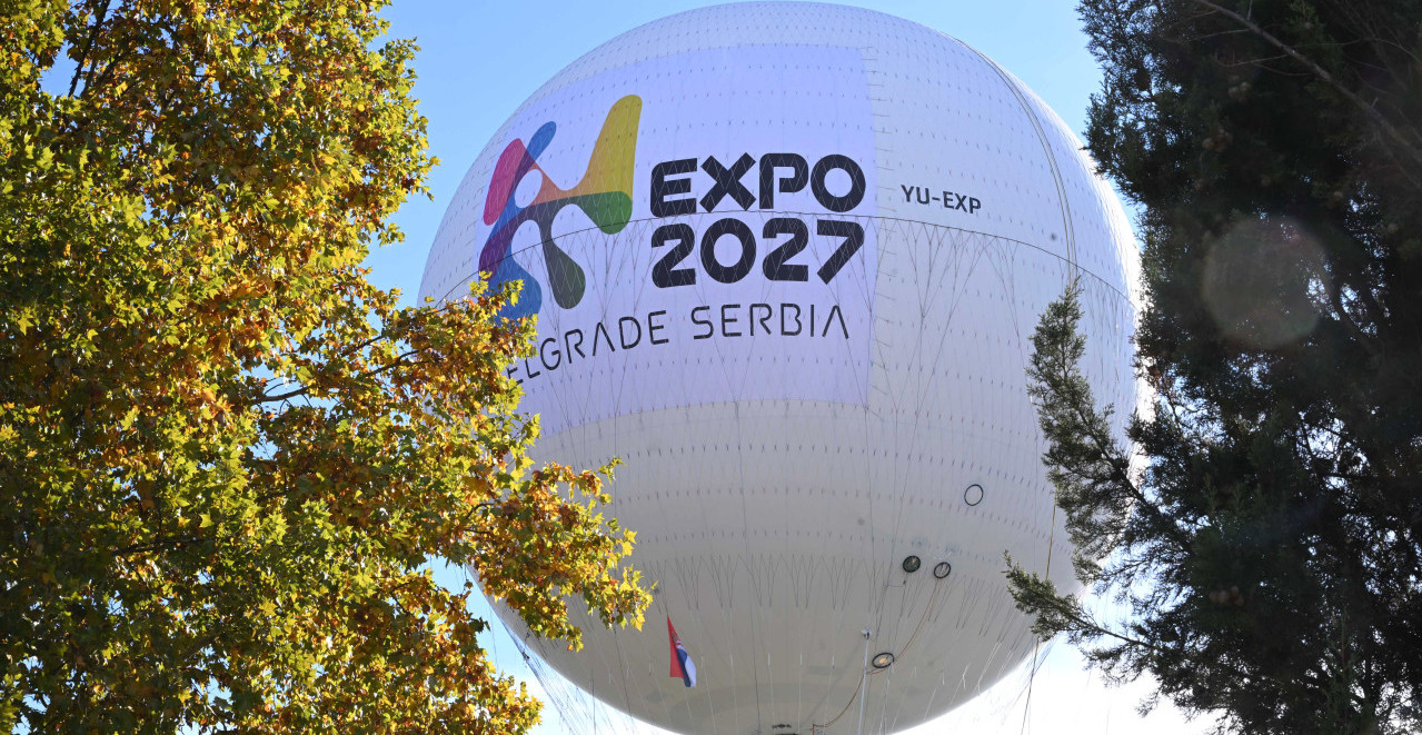 SVE OČI UPRTE U EXPO BALON Na Adi Ciganliji okupio se veliki broj porodica, za decu do 12 godina let je besplatan (FOTO)
