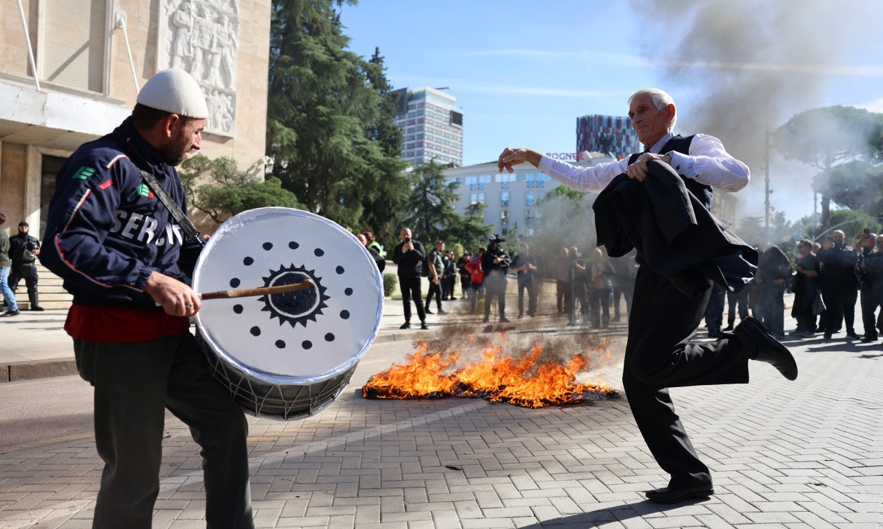 VATRA, MOLOTOVLJEVI KOKTELI I SUZAVAC NA ULICAMA TIRANE Demonstranti zapalili vrata ministarstva (FOTO)