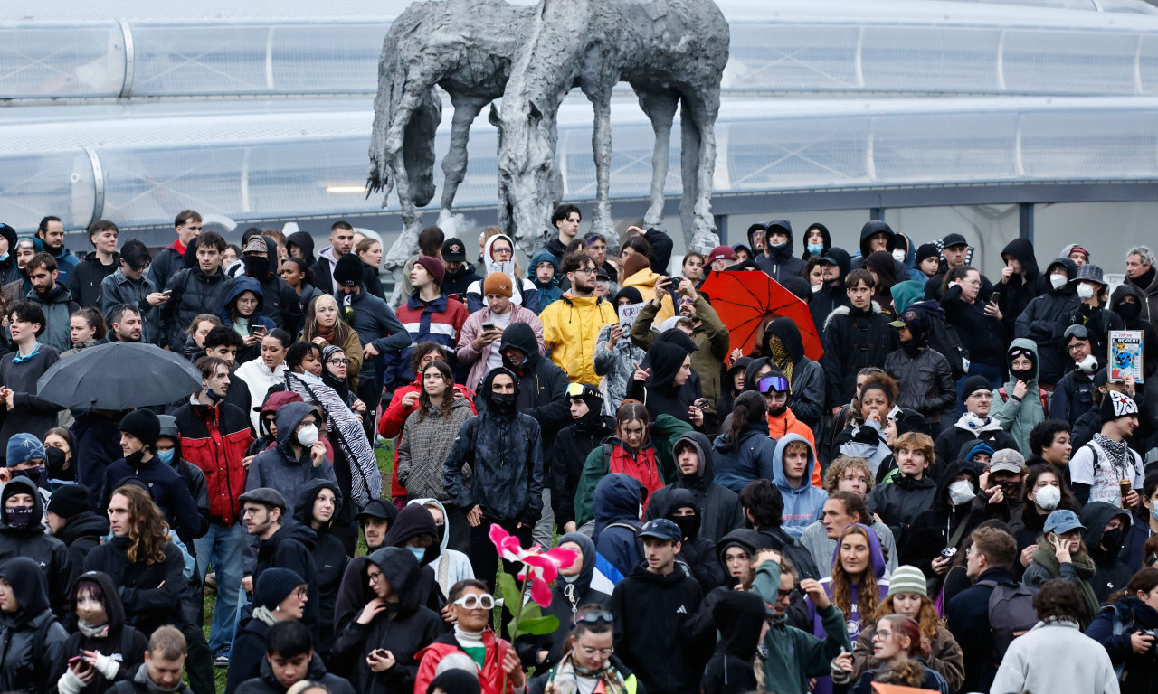 FRANCUSKU PREPLAVILO 800.000 DEMONSTRANATA! Sukobi na ulicama, policija upotrebila suzavac i vodene topove (FOTO)