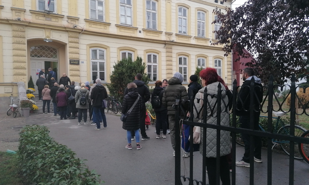 SEDAM BIRAČKIH MESTA U ŠAPCU NIJE OTVORENO NA VREME Građani čekaju da glasaju, evo šta se dogodilo (FOTO)
