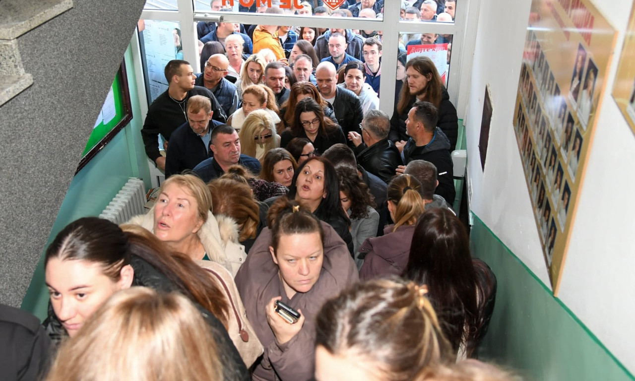 VELIKI ODZIV SRBA SA KiM, DUGE KOLONE ZA GLASANJE U RAŠKI Prelaze desetine kilometara do biračkih mesta da bi dali glas (FOTO)