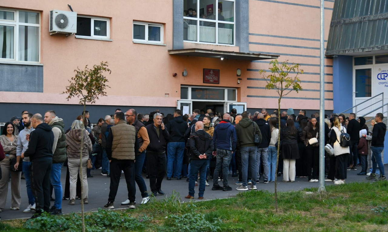 GUŽVE NA MERDARU, KOLONE SRBA SA KOSOVA I METOHIJE Građani prelaze desetine kilometara da bi glasali