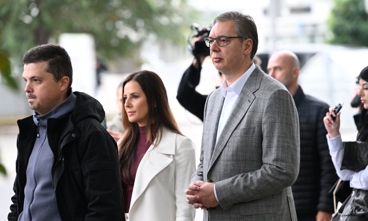 VUČIĆ U REDU SA GRAĐANIMA ČEKA DA GLASA! Došao u pratnji supruge na biračko mesto na Novom Beogradu (FOTO)