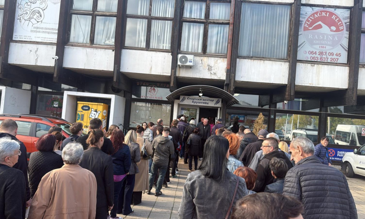 DUGA KOLONA U KRUŠEVCU, ČEKA SE NA GLASANJE! Građani za K1info otkrili koliko vremena stoje u redu (FOTO+VIDEO)