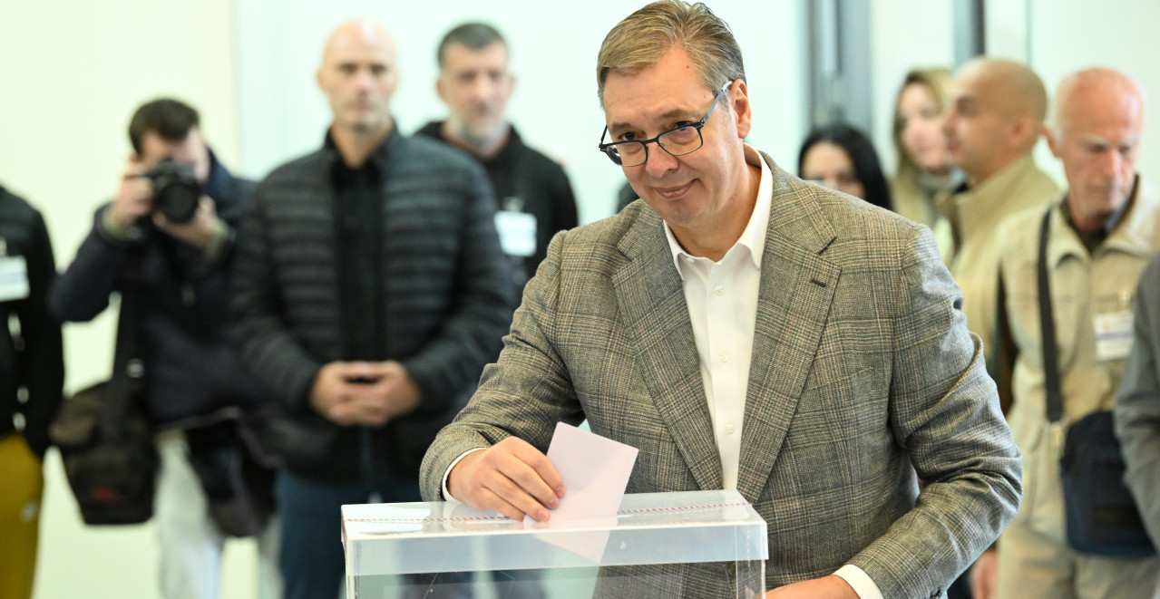 VUČIĆ GLASAO NA NOVOM BEOGRADU! Sa suprugom Tamarom čekao u dugom redu među građanima (FOTO)