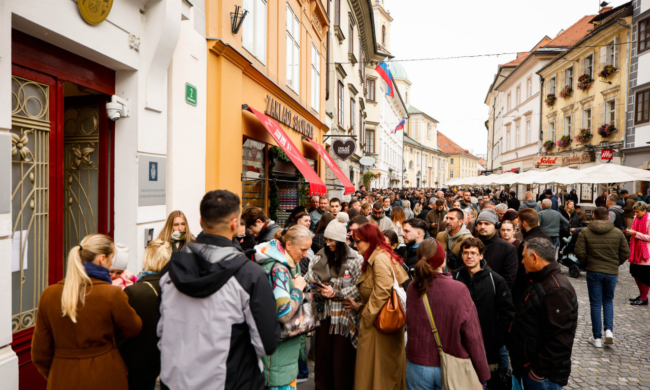 DIJASPORA GLASA Pogledajte neverovatne prizore iz Ljubljane! Veliki redovi i u Pekingu, Los Anđelesu... (FOTO)