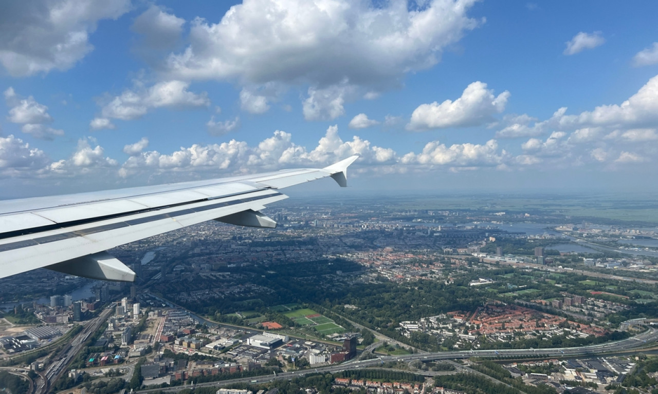 OLUJA BOELO PARALISALA AERODROM U AMSTERDAMU: Otkazani brojni letovi, drveće padalo na automobile i pruge!