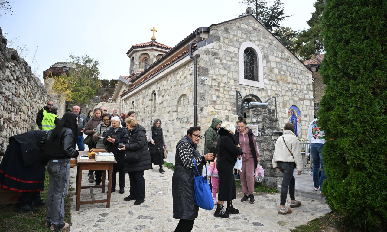 REKA LJUDI ČEKA PRED CRKVOM NA KALEMEGDANU Vernici se mole Svetoj Petki, ovo su verovanja koja se prenose generacijama (VIDEO)