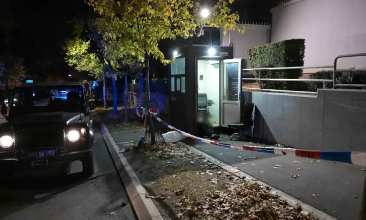 SNIMAK POKAZUJE STANJE ISPRED AMBASADE ODMAH POSLE TERORISTIČKOG NAPADA U Beogradu još uvek vrvi od policije! (VIDEO)