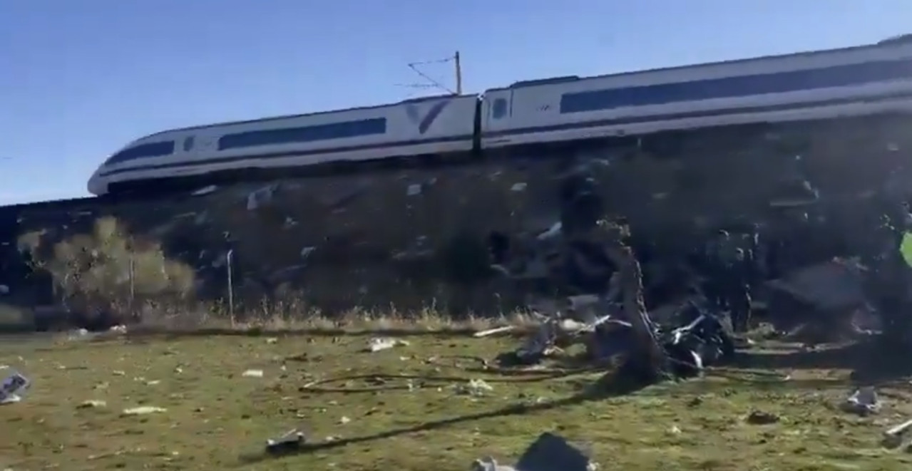 DESETINE MRTVIH U STRAVIČNOM SUDARU VOZOVA Šire se prvi snimci sa lica mesta u Španiji, prizori su strašni (VIDEO)