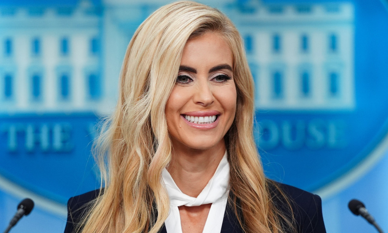 BIVŠA TRAMPOVA PORTPAROLKA POZIVA DA SE MASKIRATE U NJU ZA NOĆ VEŠTICA Lepa Kejti uzdrmala svet (VIDEO)