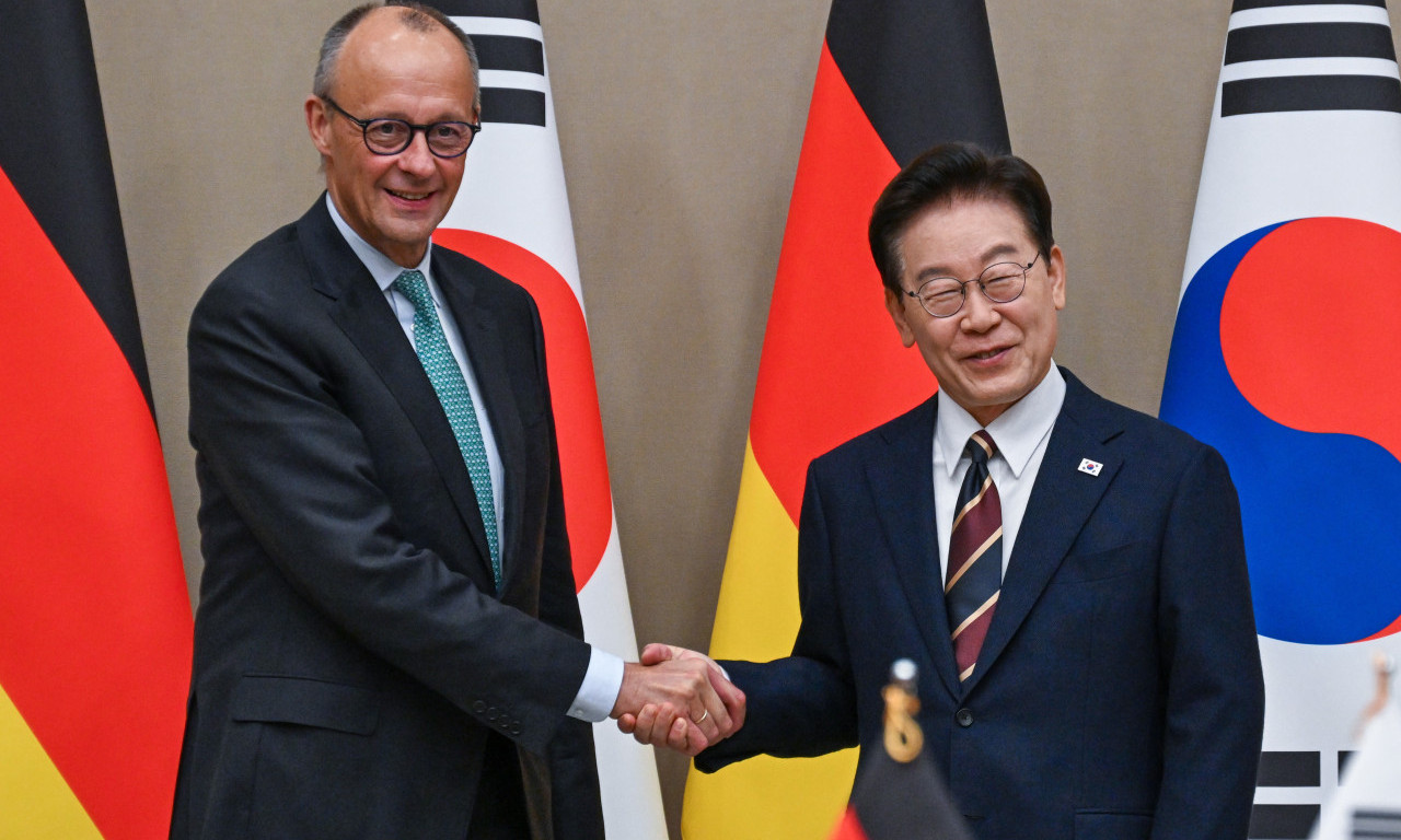 PONOVO ZVECKA ORUŽJEM! Pjongjang lansirao desetak balističkih raketa dok je Merc bio u Seulu