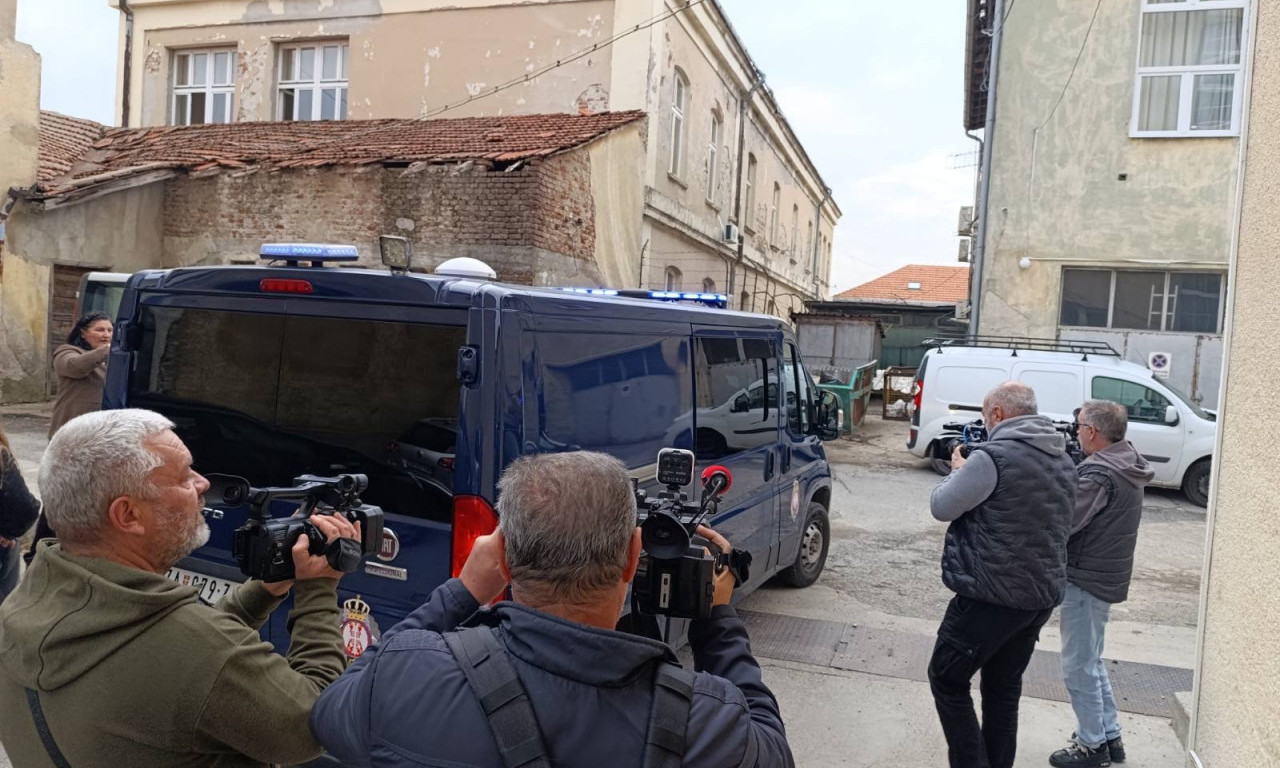 POGLEDAJTE GUŽVU ISPRED SUDA U NEGOTINU Dragijević i Janković izvedeni iz marice, kreće suđenje za ubistvo Danke Ilić (VIDEO)