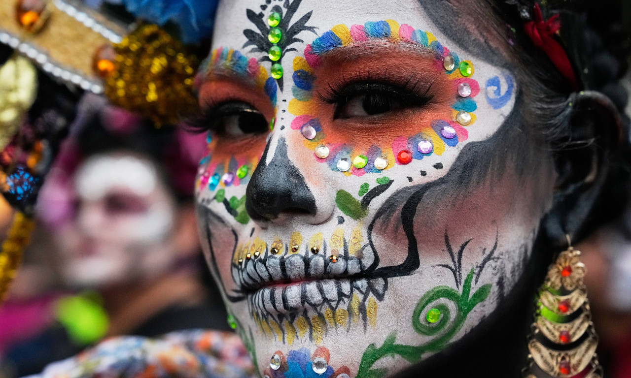 OVO NIJE NOĆ VEŠTICA! Lobanje, cveće i trpeze za mrtve – običaj krije neverovatnu priču (FOTO)