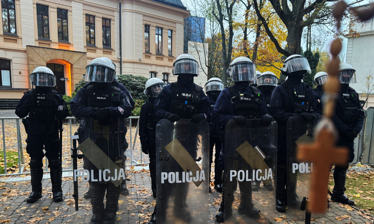 POLJSKA NA IVICI! Navrocki hitno saziva stranke, policija ušla u Ustavni sud (FOTO)