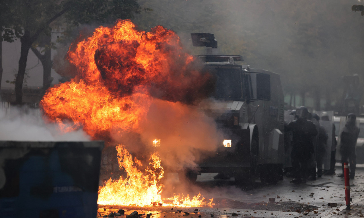 HAOS NA ULICAMA TIRANE: Učesnici protesta bacali Molotovljeve koktele i kamenice na policiju! (FOTO)