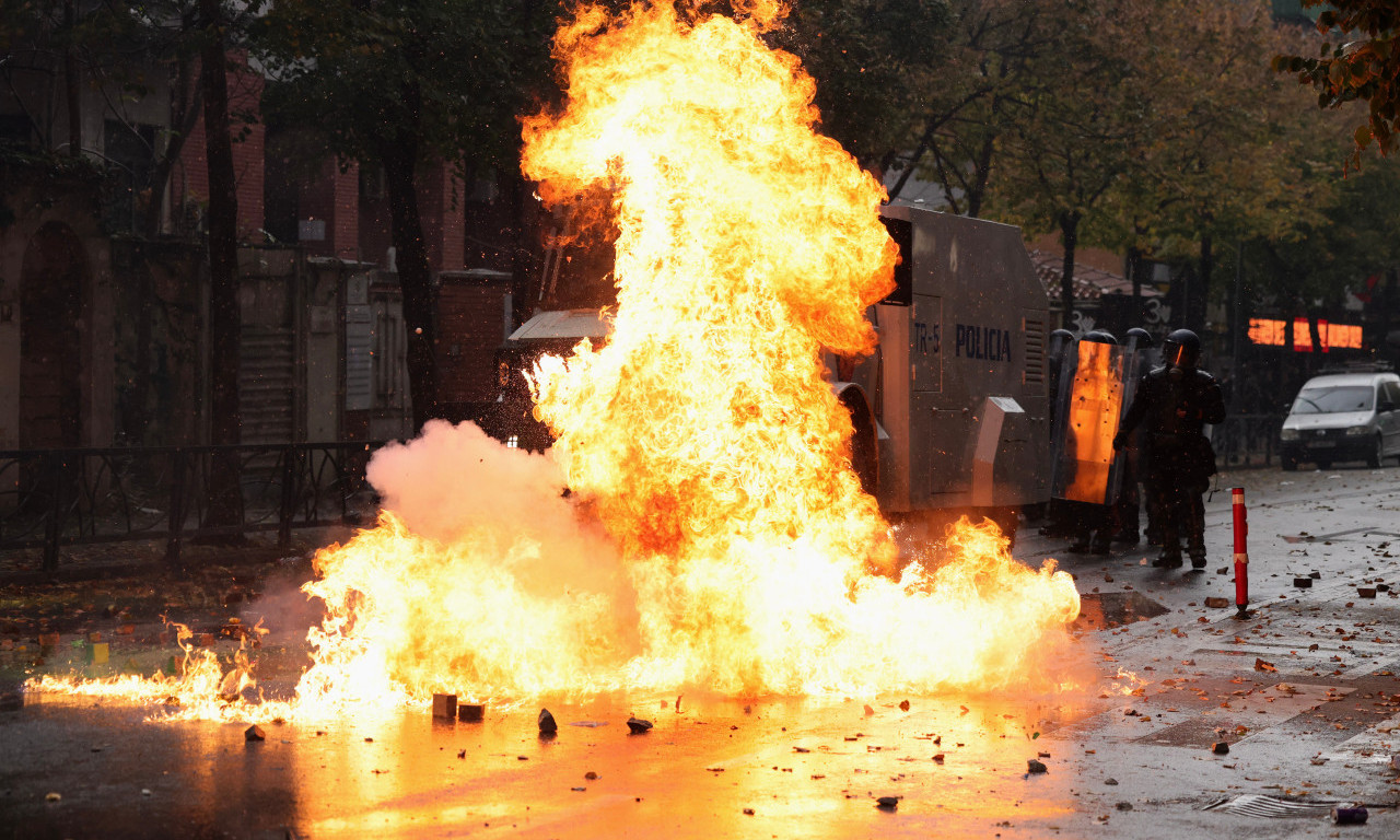 HAOS NA ULICAMA TIRANE: Učesnici protesta bacali Molotovljeve koktele i kamenice na policiju! (FOTO)
