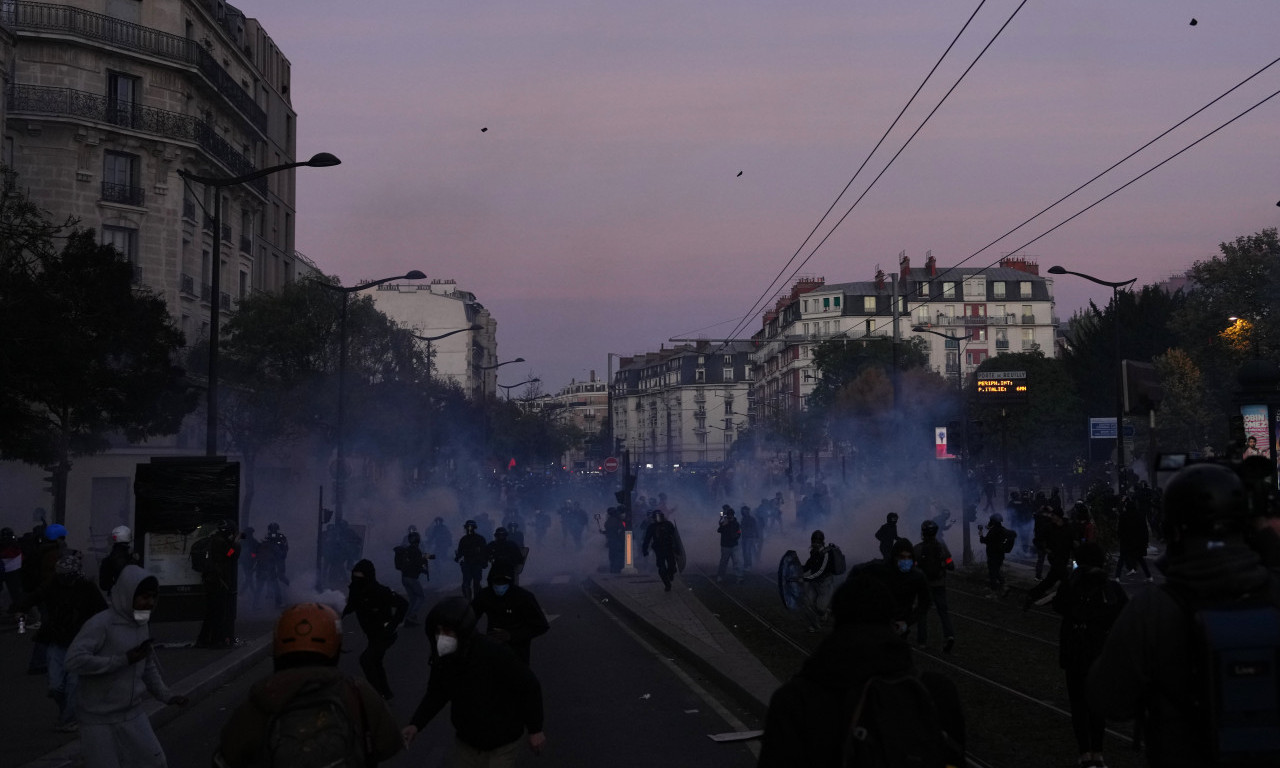 FRANCUSKA SE NE SMIRUJE: Tokom današnjih protesta privedeno 296 osoba, na ulicama 320.000 demonstranata! (FOTO)